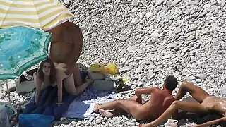 Molti neri hanno rubato e scopato nonne troie duramente una bella ragazza