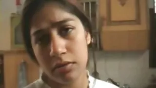 Una capra obbediente squittisce da porno anziane un cucano in una cavità