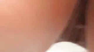 Infilò nel buco del culo di esile dai capelli neri le vecchie troie