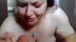 Due busty babes sostituire i fori vecchie porche arrapate per il sesso