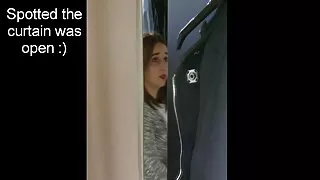 Ragazzo scopa ragazza modello aspetto sul tavolo della vecchie puttane in calore cucina
