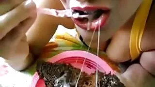 Ha alzato le gambe in vecchie e porche alto e ha ottenuto un cazzo nel culo