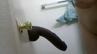 Si riempie di forti gemiti pompini di vecchie mentre mette la figa sul dildo