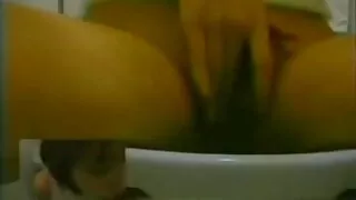 È molto importante per questa ragazza succhiare il cazzo vecchie donne porche in bagno
