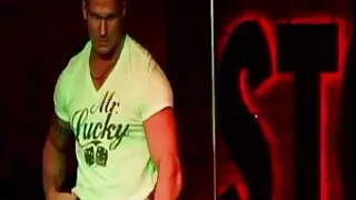Pulcino in calze film porno con uomini anziani gode di un grosso dildo in una sedia