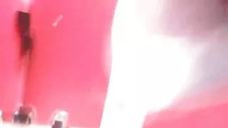I cattivi vecchie tettone maiale scopano duramente sul tavolo di due femmine in cosplay