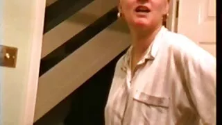 Ragazzo vecchie maiale pelose sul divano scopa due ragazze carine