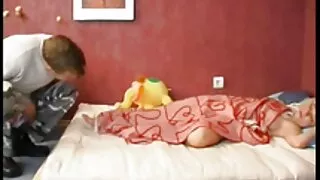 Caldo sesso orale di una giovane coppia in vecchie vogliose 69 posizione