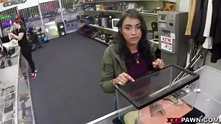 Ragazza calda scopata appassionatamente da un ragazzo cattivo su video nonne nude una pista da bowling