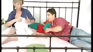 Slut maturo insegna giovane donna video nonne italiane a lavorare il culo in FFM