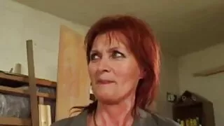 La rossa non ha lubrificato il culo e urla durante l'Anale video porno nonne anziane