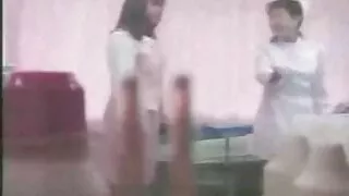 Bella ragazza che video vecchie maiale macina con un uomo ricco sul tavolo