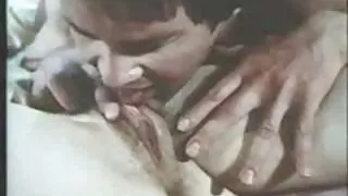 Bianco accarezza vecchie sodomizzate il cazzo nero e cums su di esso