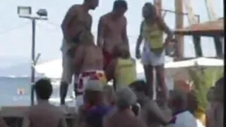La ragazza voleva fare sesso con il fidanzato della vecchie troie in calore sua ragazza