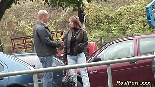 Sul divano, le amiche usano il pene vecchie troie scopate di un ragazzo carino.