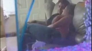 Ragazza sul mini divano cums vecchie porcone da vaginal